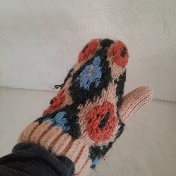 Wool blend multi-color fuzzy knit geometric pattern winter mittens - Picture 8 of 10
